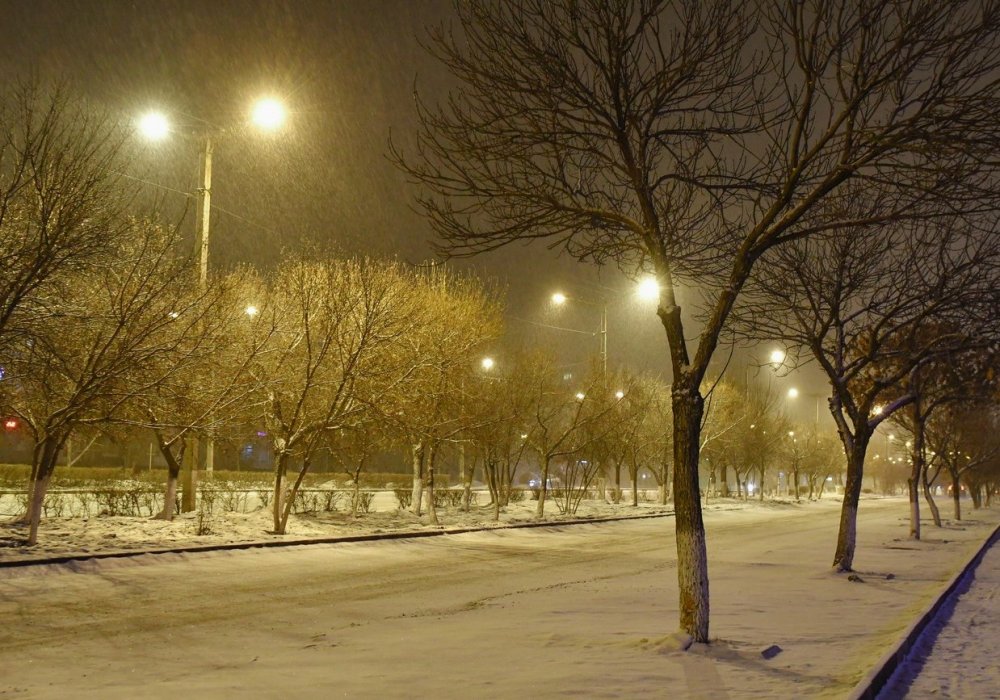 Тем временем в соседнем караоке-баре тоже звучит музыка.