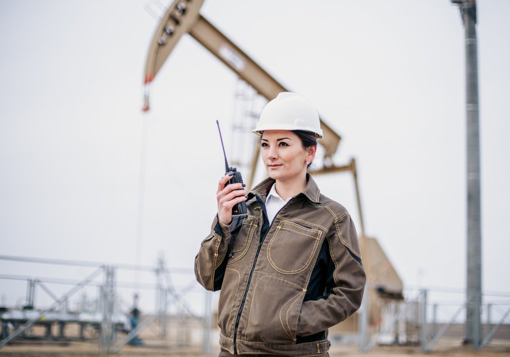 <p>30-летняя Зульфия Баймуханова успешно работает инженером-нефтяником. По словам Зульфии, на выбор ее профессии повлияла любовь к таким точным наукам, как математика и физика. "Возможно, дело в генах: папа был кандидатом физико-математических наук, доцентом, а мама кандидат физико-математических наук, доцент и академик. Они занимались наукой больше в теоретическом плане, а я мечтала применять знания в практике, в производстве. Вот так и пал выбор на нефтегазовое дело", - рассказывает она. </p>
<p><span lang="ru-RU">В 2009 году Зульфия устроилась работать инженером-геологом по вахтовому методу на одно из месторождений в Кызылординской области.</span> <span lang="ru-RU">"Ни разу не могу сказать, что была дискриминация. Со стороны коллег и руководства в самом начале карьеры я испытывала некую заботу и чувствовала, что они за меня переживают только потому, что я девушка. Работа на месторождении тяжела физически для женского пола, но я, благодаря своим знаниям, инициативности, трудолюбию и жажде к познаниям, росла как инженер и как личность. Так я поднялась до инженера первой </span><span lang="ru-RU">категории - руководила службой по исследованию скважин", - вспоминает собеседница. </span></p>
<p><span lang="ru-RU">В июле 2016 года перешла в другую компанию, которая занимается добычей газа, став ведущим геологом. </span></p>