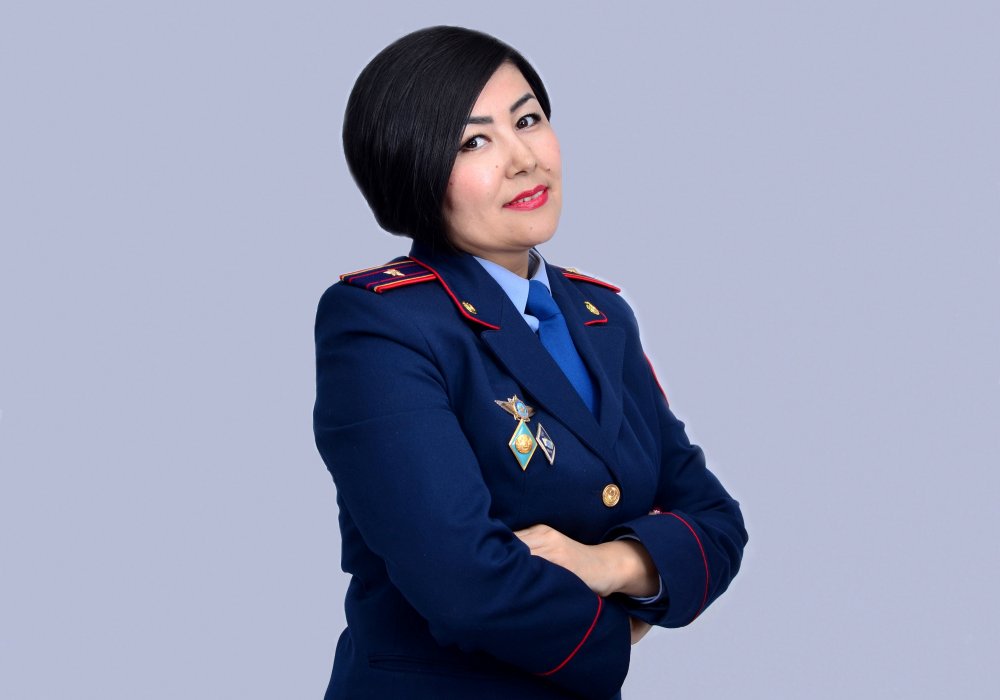 <p>"Я с детства мечтала стать полицейским - рассказывает старший инспектор подразделения по защите женщин от насилия местной полицейской службы Департамента внутренних дел Астаны Акмарал Серикбаева. - После окончания вуза я сразу же заочно поступила на юридический факультет и отправилась на&nbsp;стажировку в органы внутренних дел. Первые 1,5 года мне не платили зарплату. В то время (2000-2002) в органы внутренних дел девушек принимали с трудом, объясняя это тем, что они будут выходить замуж и уходить в декретный отпуск, что это не женская работа, но я уже была замужем и имела двоих детей, и я отстаивала свои права".</p>