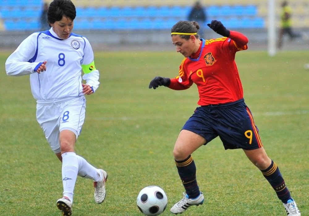 <p>По ее словам, она неоднократно сталкивалась со стереотипом, что футбол – не женское занятие. Но во всем мире женский футбол прогрессирует, и эта грань, что футбол сугубо мужской вид спорта, постепенно стирается. "Хочу посоветовать девочкам: девочки, занимайтесь футболом! Любите футбол! Ведь это не просто игра, и не зря говорят, что футбол – это жизнь. Когда забиваешь голы, и когда твоя команда выигрывает, ощущаешь неописуемую радость А еще я хочу пожелать девушкам, чтобы они сами вершили свою судьбу, ставили цели и достигали их, невзирая на препятствия и мнение окружающих!" - говорит девушка. </p>