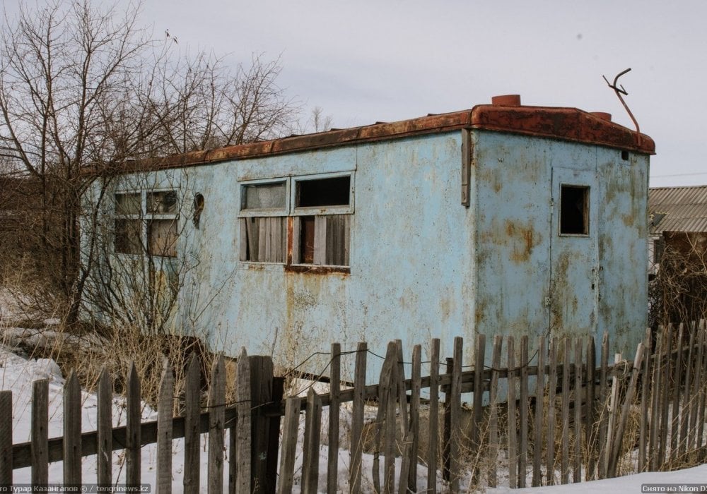 <p>Поселок Пригородный с его дачами относится к 19-му избирательному округу. Этот округ в маслихате Астаны представляет депутат Каракат Абден. Говоря о проблемах людей, живущих на дачах, депутат Абден считает, что садоводческие участки - это все-таки не жилье в полном понимании этого слова.</p>