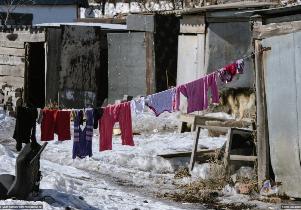 Кто-то живет в простеньких садовых домиках, предварительно построив там печку, а кто-то возводит новые полноценные дома.