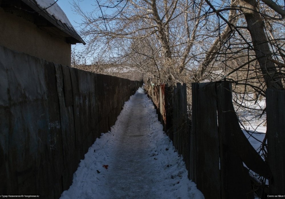 На дачи из Промышленного можно попасть через вот такие узенькие улочки.