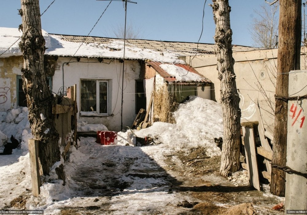 Выходим из этого подъезда, обходим дом и вот мы на пороге еще одной квартиры.