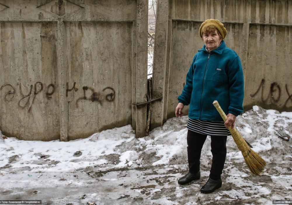 <p>"Вот, например, в 12-м доме каждый владелец держит квартиранта, по 50 тысяч берут за комнату. За что платят люди? За какие условия? Такое впечатление, что хозяйка забрала 50 тысяч и пошла, а как живет человек, что он делает, это ее не касается. Как дом стоит и на чем держится - это никого не волнует", - делится женщина&nbsp;с нами своими беспокойствами.</p>