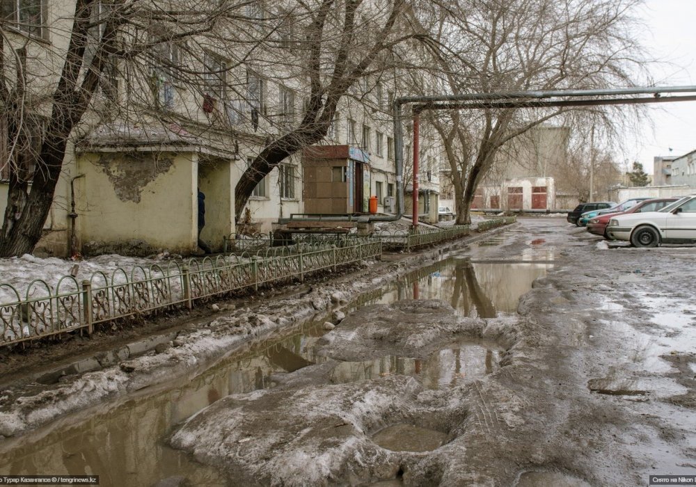 <p>Есть здесь и общежития, которые попали под программу модернизации. Но в некоторых из них, рассказывает&nbsp;пенсионерка, от ремонта уже почти ничего не осталось.</p>