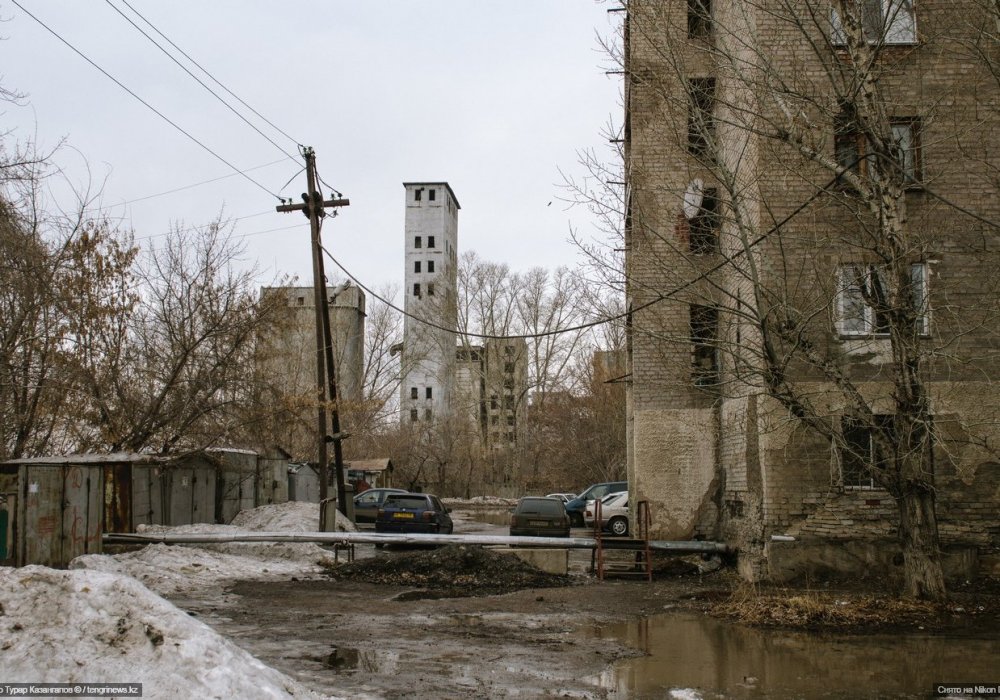 <p>А так дом выглядит с другой стороны.</p>