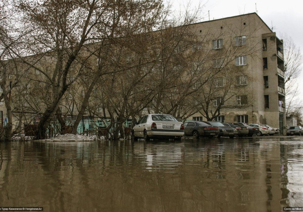 <p>Добраться пешком сюда не так-то просто. Прямо у въезда во двор огромная лужа.</p>