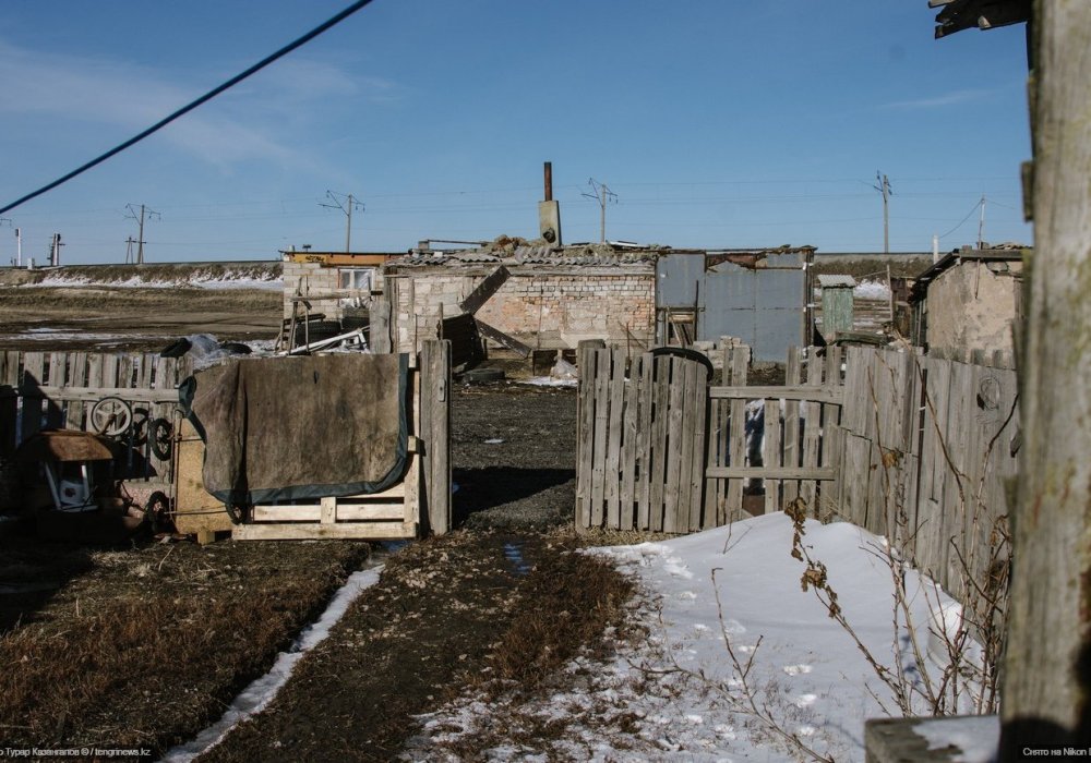 От городской суеты они уехали в родительский дом Любови.