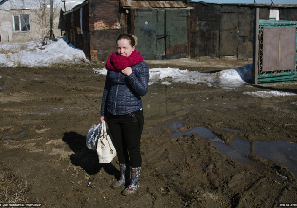 "Вода, конечно, ужасная. Ее в цистерне привозят, заливают в колодец, и мы ее пьем. А там у нас лягушки", - говорит Анастасия Кан. Женщина работает в Центре материнства и детства медсестрой. На работу, как и все местные жители, ходит в сапогах, беря с собой сменную обувь для города.