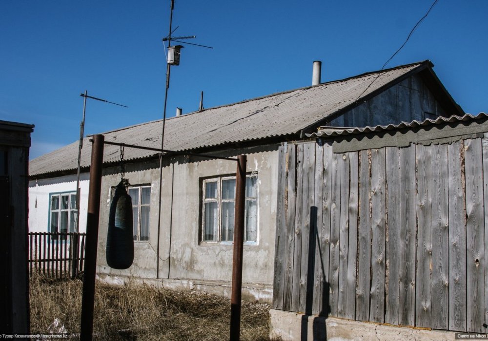 Турник и боксерская груша в одном из дворов на 804-м километре.