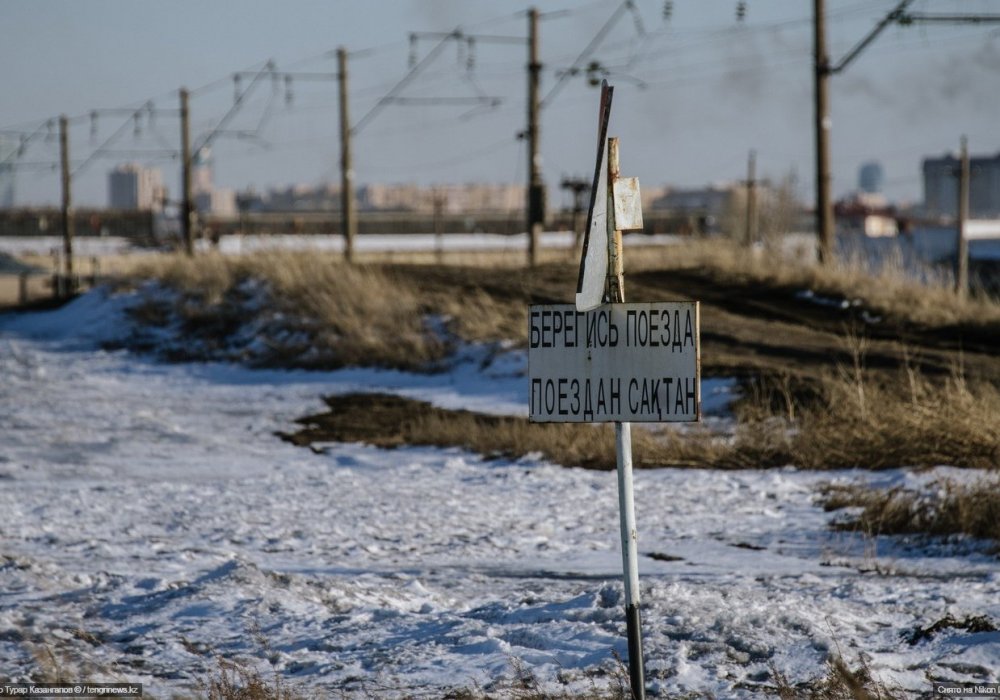 Еще в 90-х он попал под поезд. Лишился ноги.