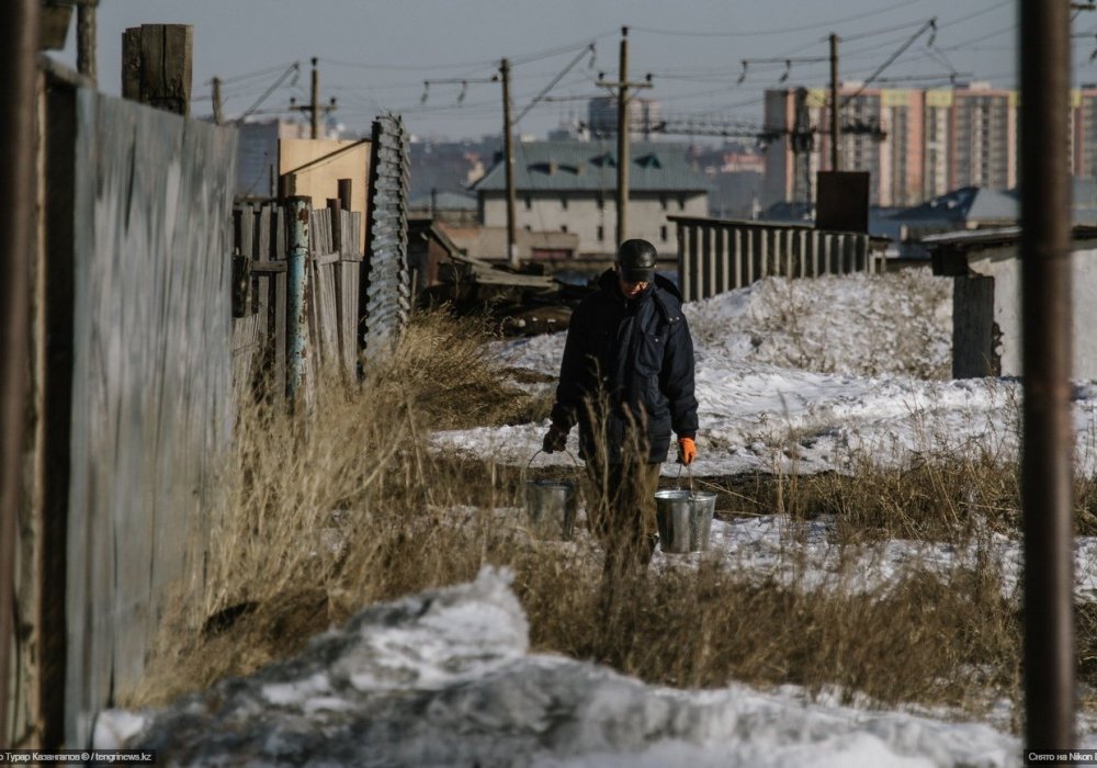 А это Владимир Павлович. Возможно, он единственный работающий железнодорожник, проживающий в микрорайоне "804-й километр". До пенсии ему осталось доработать год.