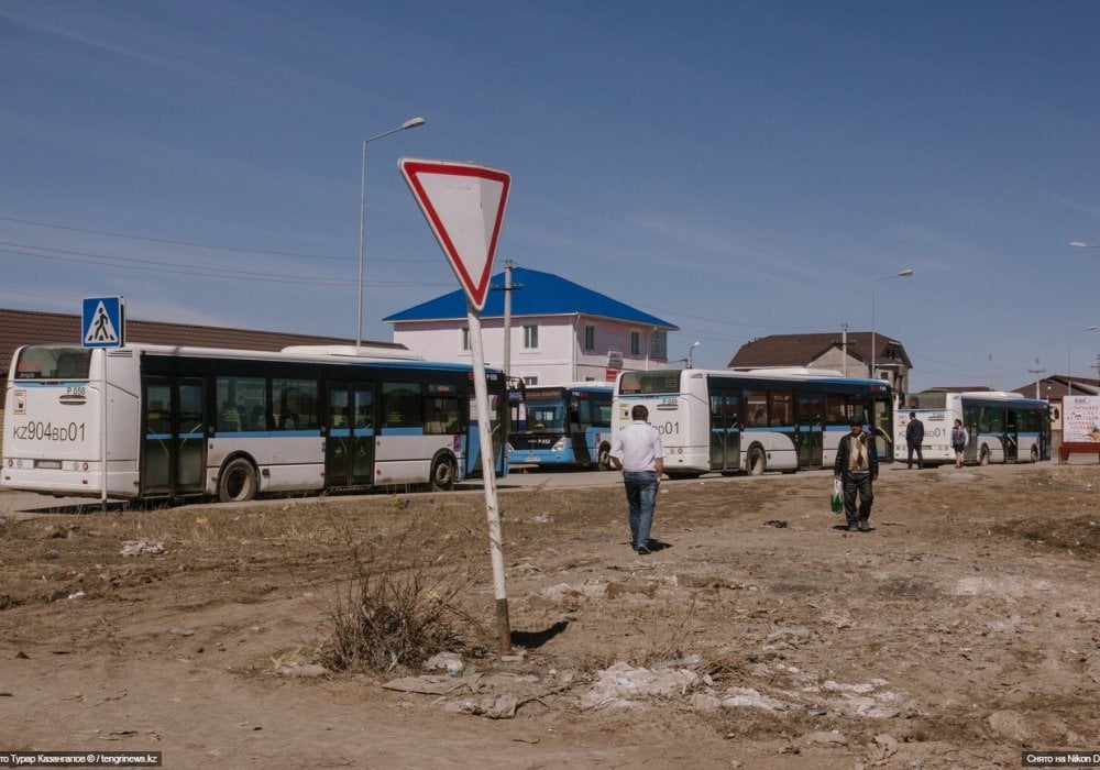 <p>"Нам бы остановку автобусную сюда одну, а то приходится далеко ходить до конечной. А так живется хорошо, неплохо. Правда, зимой дороги заметает, а весной грязь страшная, вот сейчас только подсыхает все, а было, что машины сюда не могли проехать, там, на дороге оставляли. Но потихоньку делают же", - говорят нам местные пенсионеры, попросившие их не фотографировать. На снимке - конечная остановка для маршрутов.</p>