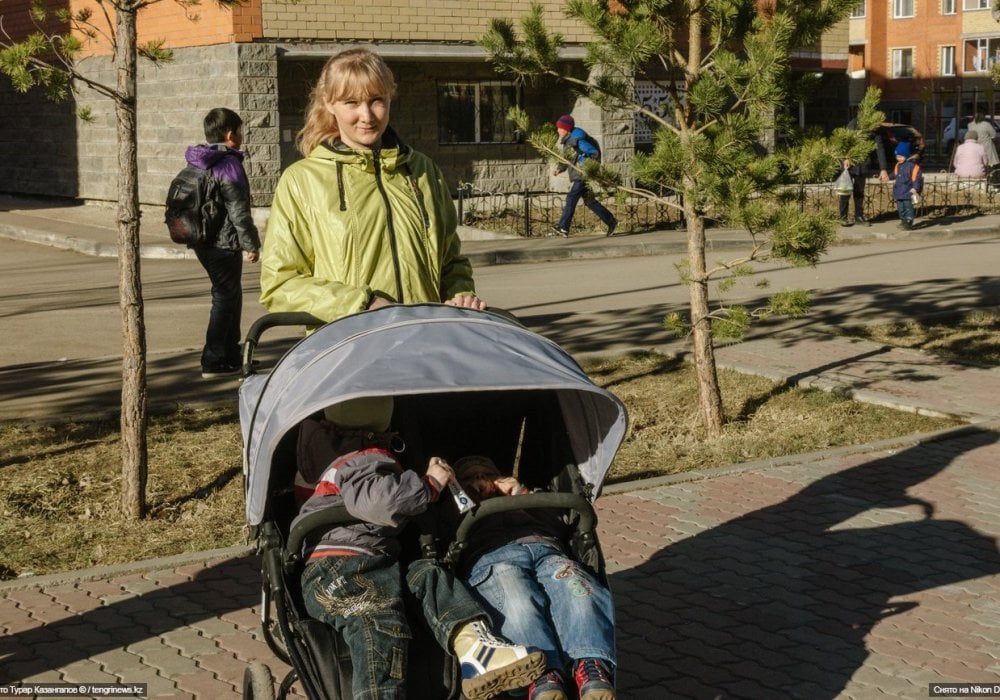 <p>"Все нормально, только воду постоянно отключают с утра до вечера", - говорит мать двойняшек Наталья.</p>