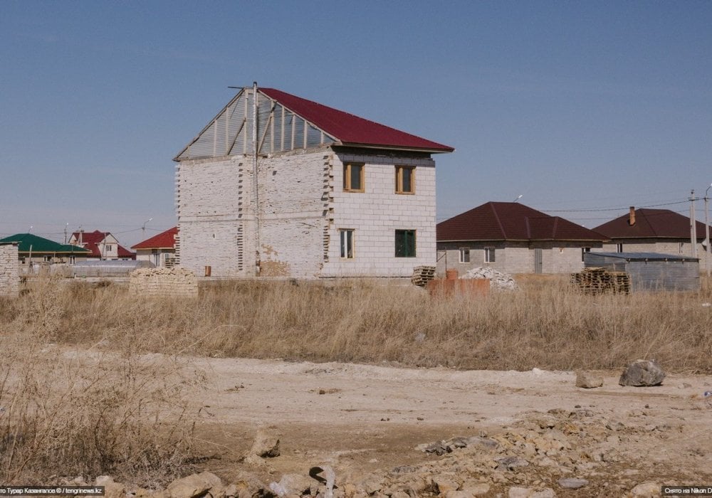 <p>Между тем он говорит, что в настоящее время в связи с мораторием земля здесь не выделяется. А те участки, которые приобретают люди, - это, как правило, перепродажа ранее приобретенной земли.</p>