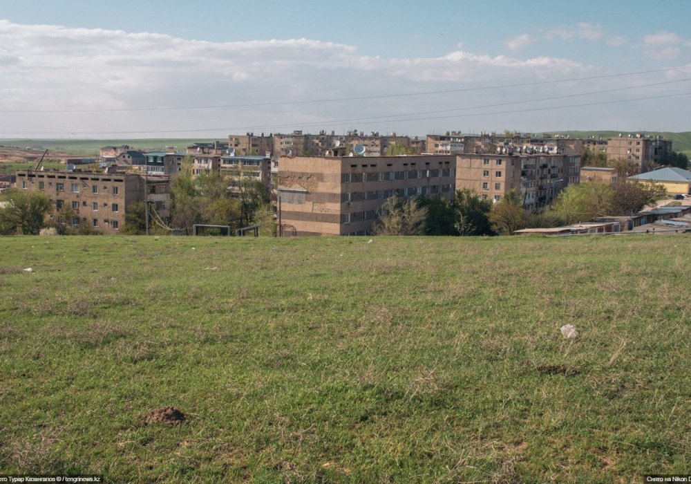 <p>Помимо старых пятиэтажек, в этом районе Ленгера можно заметить и новые дома.</p>