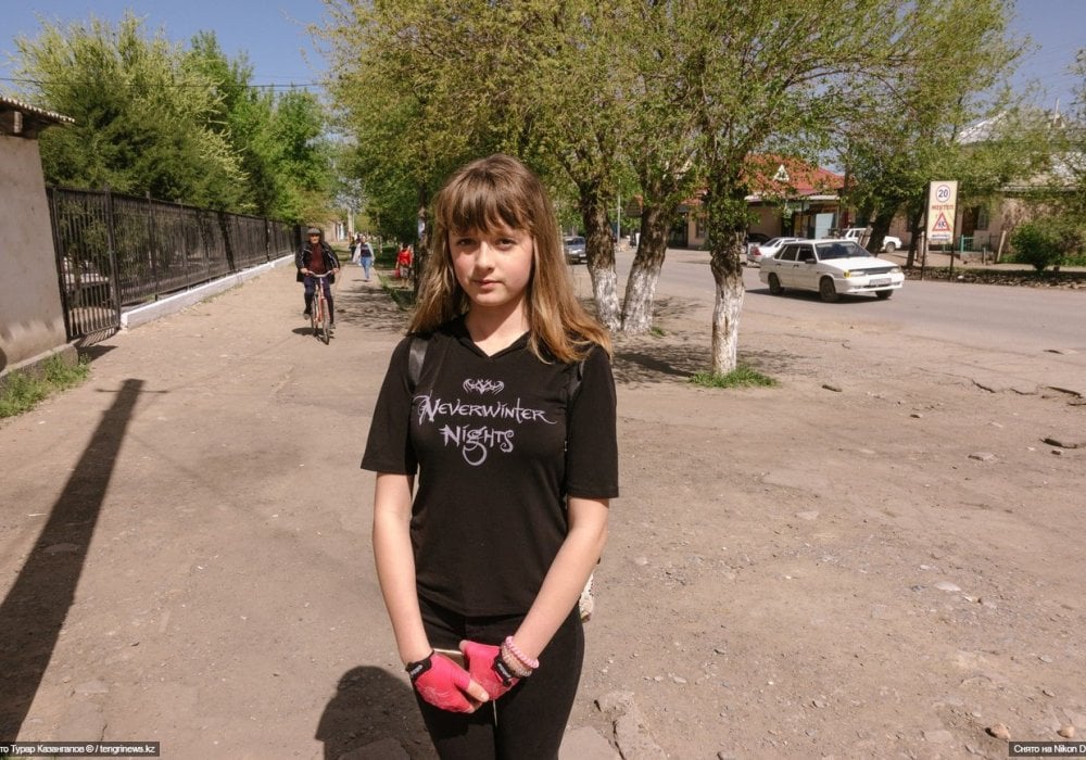 "Здесь народ очень хороший, дружелюбный, благоприятные погодные условия для жителей. Тепло. Летом хорошо можно провести время", - говорит восьмиклассница Анастасия. Как и другие местные школьники, она уже сейчас задумывается над тем, куда будет поступать. Говорит, часть выпускников выбирают казахстанские вузы, кто-то уезжает в Россию.