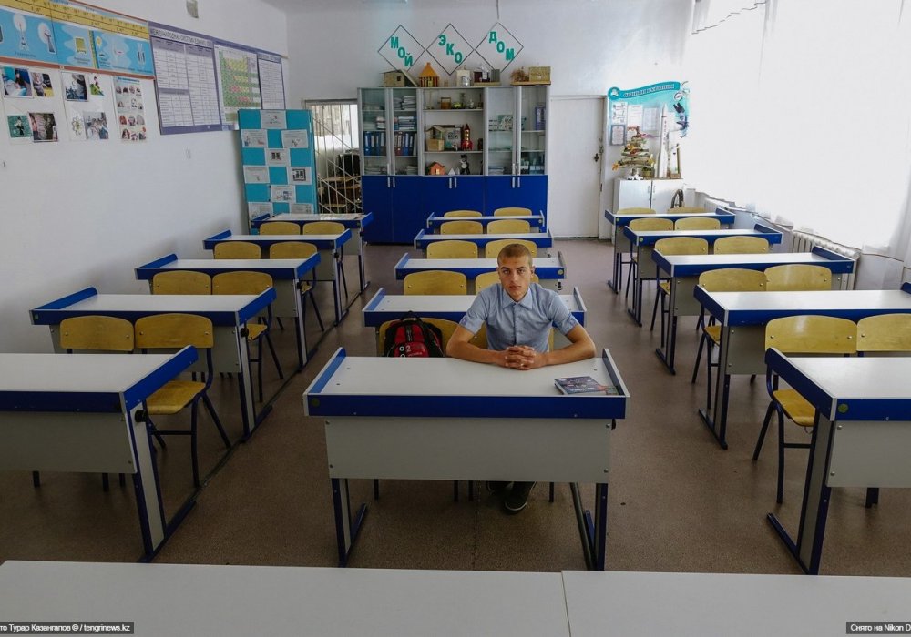 <p>Вряд ли она могла себе представить и то, что в одиннадцатом классе она будет вести урок лишь для одного ученика.</p>