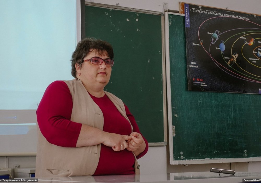 <p>С Тургеневской школой у Нины Николаевны связана вся ее жизнь. Когда-то она сама училась здесь, а последние 30 лет преподает. "Родилась в этом селе, отучилась в этой же школе. В этом же классе. Это мой класс", - говорит женщина и признается, что будучи школьницей и представить себе не могла, что будет учителем в своей же школе.</p>