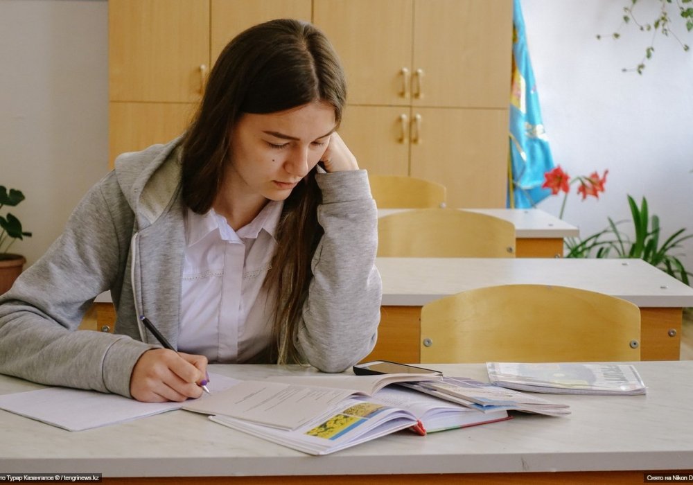 <p>Вообще их трое, но по уважительной причине двое отсутствуют. Осталась лишь одна десятиклассница - Ксения Шилова.</p>