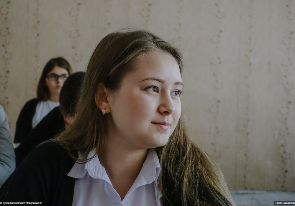 <p>О своей цели рассказывает отличница и школьная активистка Анна Ткаченко. Девушка планирует отучиться на переводчика. "Я хочу работать где-нибудь в посольстве либо в редакции, хочу общаться с людьми, увидеть мир и все-таки завести хорошую семью. Но, во-первых, сначала встать на ноги, потому что сейчас это очень важно", - говорит Анна.</p>