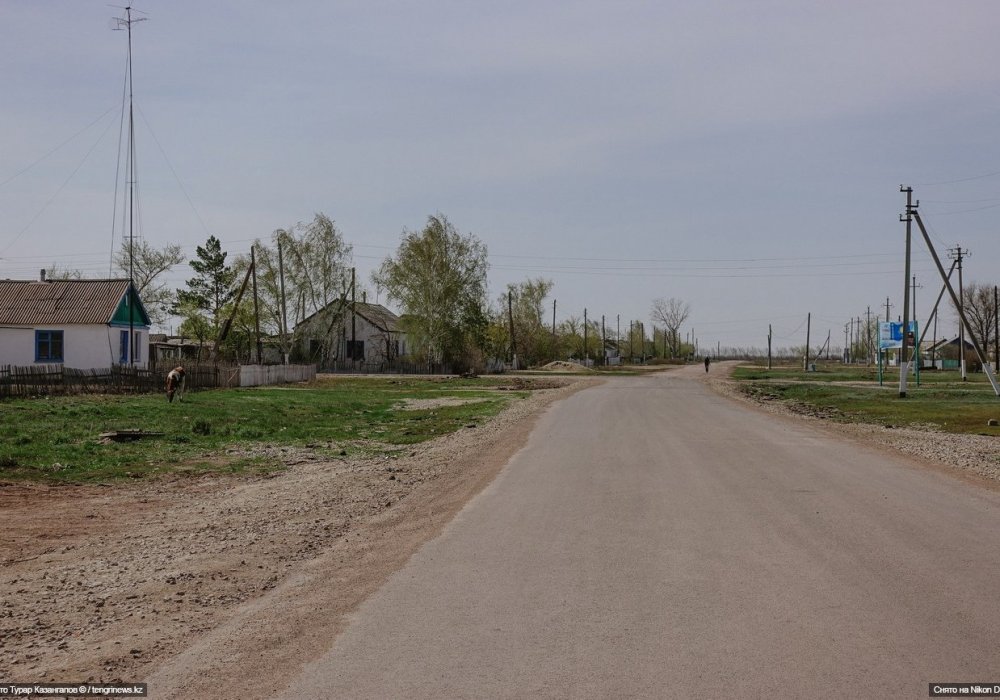 <p>Семья Анны больше десяти лет жила в Астане. В столице девочка закончила первый класс, а потом отец и мать приняли решение уехать в поселок. "Я думаю, что в Астане сейчас очень тяжело найти жилье, поэтому мы переехали в село. Тем более, здесь живут наши бабушка с дедушкой", - предположила девушка, отвечая на вопрос о причинах переезда.</p>