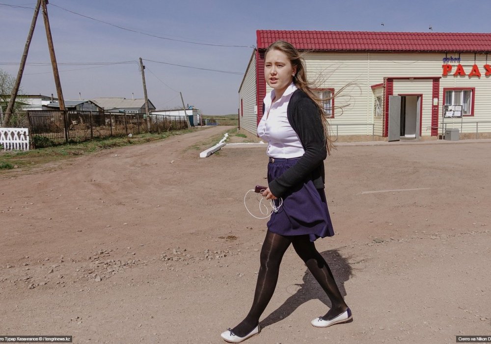 <p>"Здесь у нас многие поют, раньше я тоже пела, а сейчас уже нет. Сейчас я уже больше в учебе, больше времени посвящаю на школьные дела", - говорит Анна Ткаченко.</p>