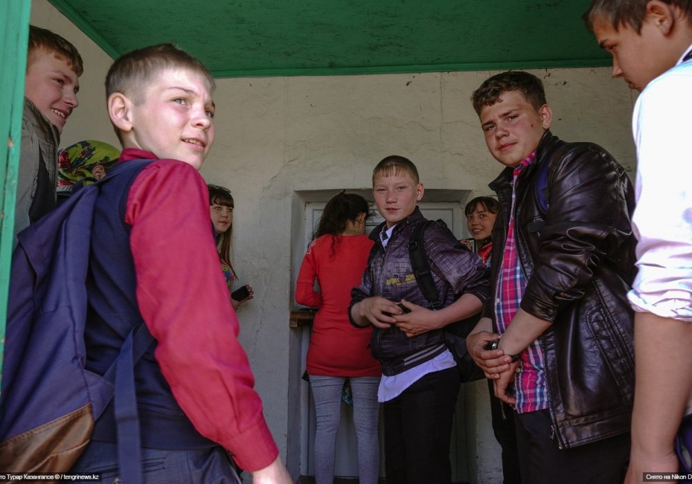 <p>Как прозвенит звонок с урока, сюда за ароматным хлебом и сдобой выстраивается очередь.</p>