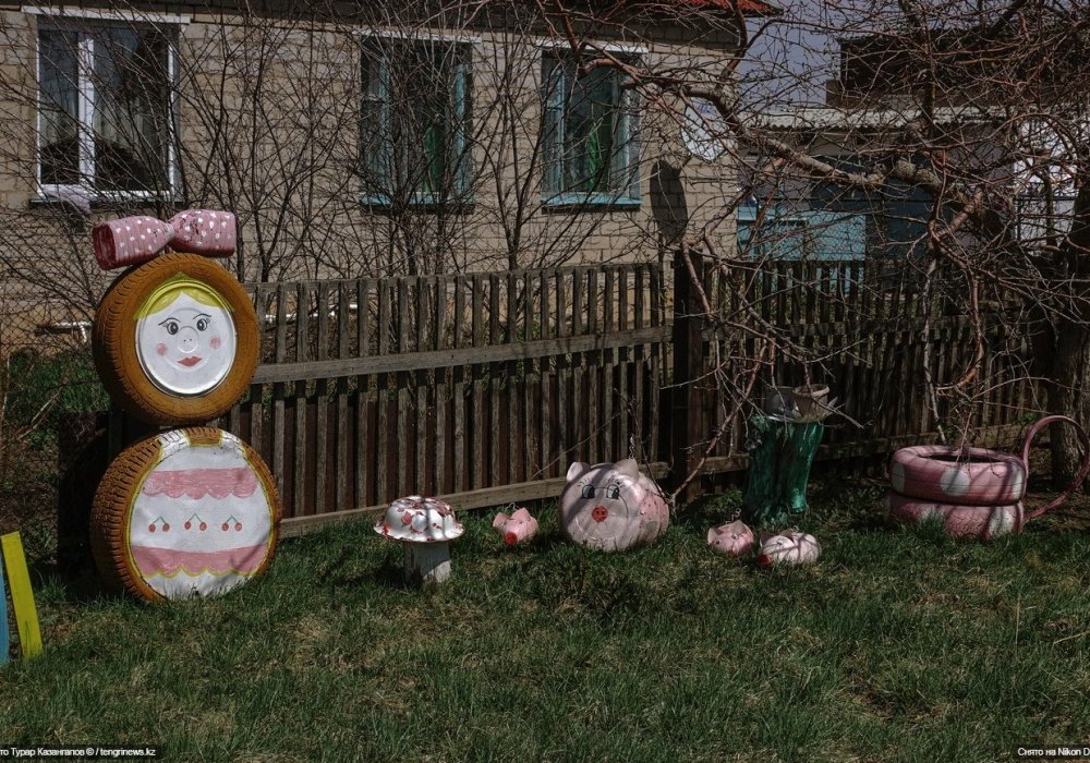 Точно такие же уютные садики можно увидеть и на территории частных домов местных жителей.