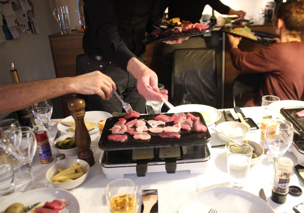 На гриле отдельно обжаривается мясо, а на поддоне топится сыр, который вы добавляете к вареному картофелю. Вообще швейцарцы, как и мы, любят картошку. Вспомните хотя бы решти, близко напоминающее драники. Как обещают организаторы швейцарского павильона на EXPO в Астане, у каждого посетителя будет возможность попробовать решти, сыр и шоколад.