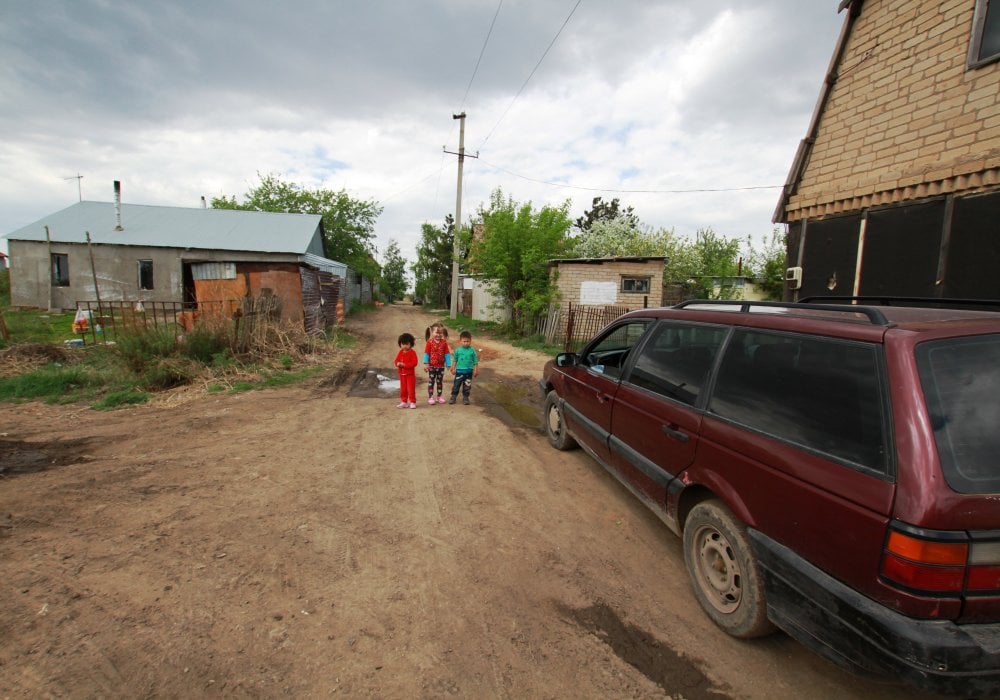 "Каждый год говорят, вот, весной будут сносить, потом говорят, осенью будет снос. Но никакого сноса нет", - говорит мужчина. Впрочем, этот вопрос его сильно не печалит. "Если сносить будут, то мы на другую квартиру пойдем, в "Пригородном" много квартир", - отмечает он.