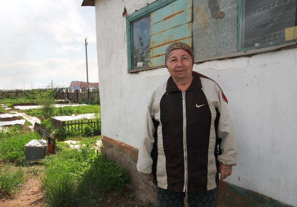 "Теперь уже нет смысла бросать. Нас так и так не оставят, потому что на той стороне сделали подземный переход от школы, а здесь будет жилой комплекс. Теперь уже надо ждать", - говорит дачница Валентина Евдокимовна Семенова. Она одна из немногих, кто принадлежит к летникам, как говорят здесь. То есть приезжает сюда только в теплое время года.