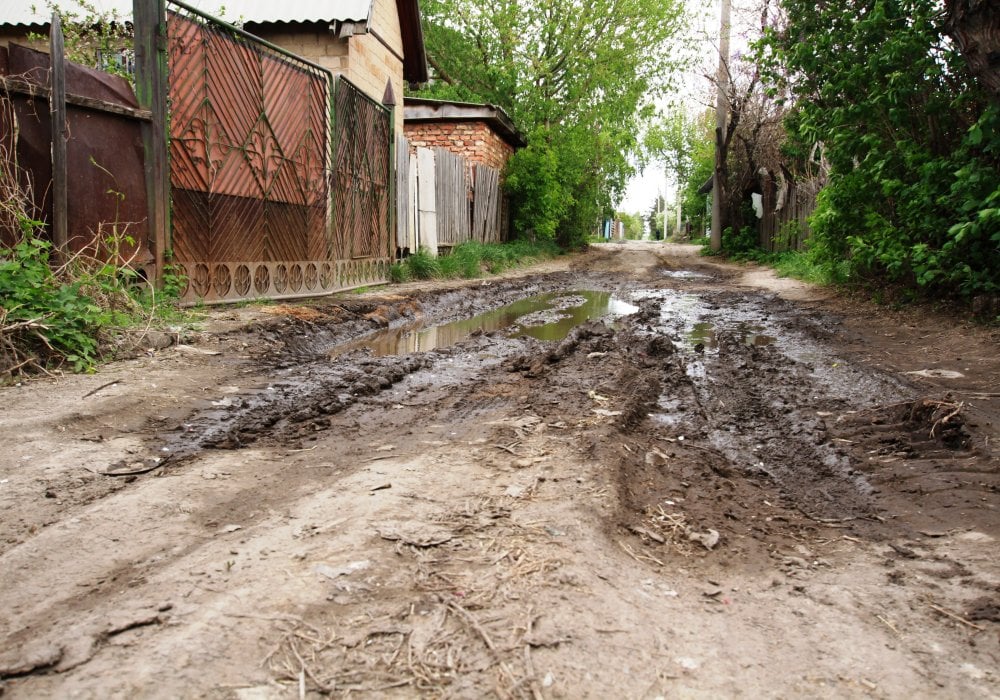 Единственное, на что иногда жалуются местные жители, - бездорожье. Особенно тяжело, говорят они, в грязь. Тогда по местным дорогам не то что не проехать, не пройти.