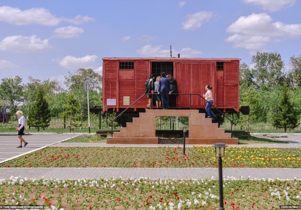 <p>"На базе так называемой 26-й точки (село Акмол), трудопоселения было образовано Акмолинское спецотделение Карлага НКВД. Первая партия женщин с детьми от одного до трех лет прибыла 6 января 1938 года", - говорится на сайте музея.</p>