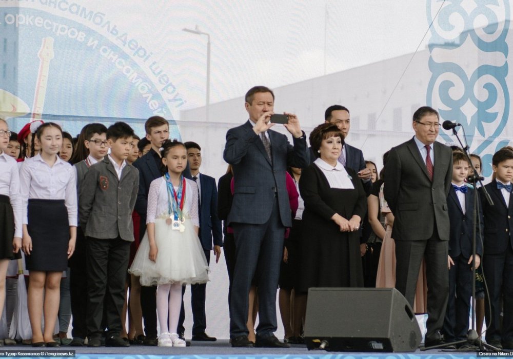 <p>Заместитель акима Астаны Ермек Аманшаев достал свой смартфон.</p>
