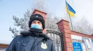 "Украинцы, как и русские, все наши братья, мы не делим никого". Казахстанцы несут помощь к посольству Украины