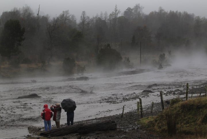 Пар поднимается над рекой Nilhue, протекающей близ извергающегося вулкана. ©REUTERS/Ivan Alvarado