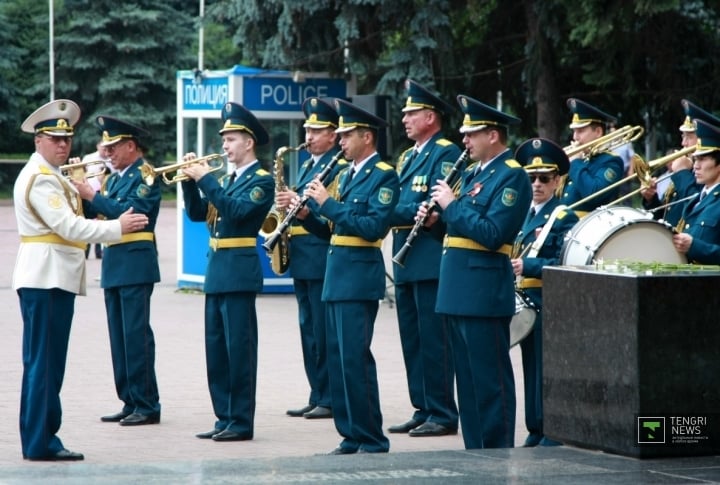 Более тысячи алматинцев пришли почтить память павших во время Великой Отечественной войны