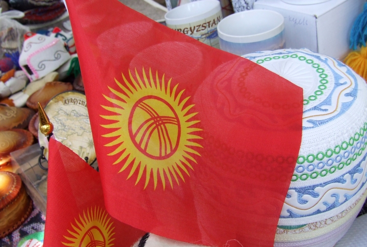 Флаг Кыргызстана можно купить на ярмарке в Бостери ©Роза Есенкулова