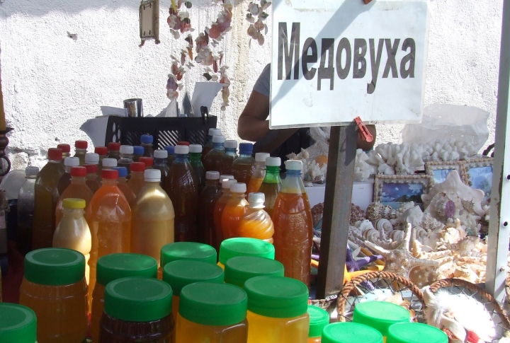 Горный, цветочный мед от 100 сомов за килограмм ©Роза Есенкулова
