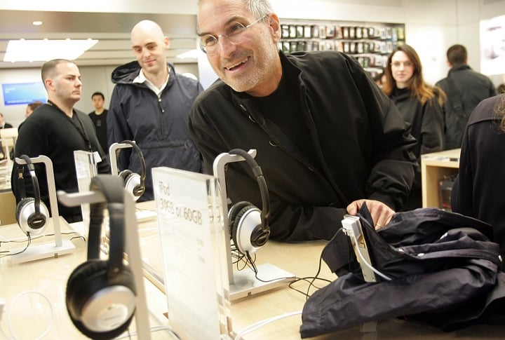 Стив Джобс на церемонии открытия Apple Store на 5th Avenue в Нью-Йорке. 19 мая 2006 года. <br>Фото REUTERS/Seth Wenig