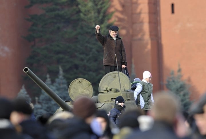 Зрители на торжественном марше в честь парада 1941 года на Красной площади. Фото ©РИА НОВОСТИ