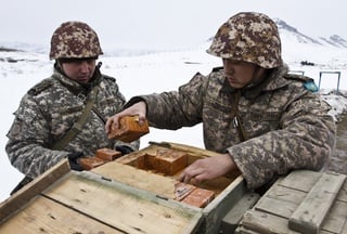 Раздача тротиловых шашек военнослужащим для выполнения учебного занятия <br>Фото Владимир Дмитриев©