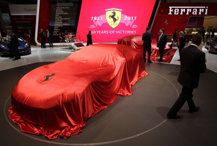 Новый Ferrari готов к показу. Фото ©REUTERS