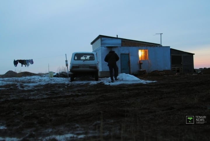 Куаныш живет в небольшом доме с женой и сыном. Фото Даниал Окасов©