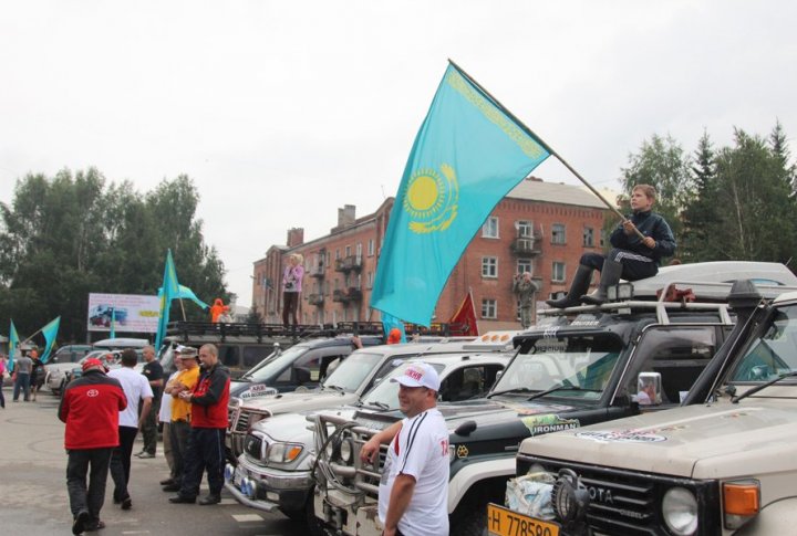 Открытие фестиваля прошло в Риддере. Колонна джипов.
Фото ©Владимир Прокопенко