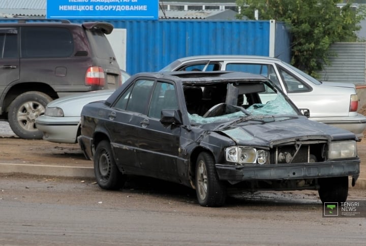 Этот автомобиль также пострадал от слетевшей со здания ресторана конструкции. Фото ©Даниал Окасов