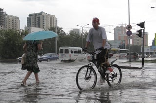 Из-за большого количества воды передвигаться по дорогам Астаны было просто невозможно. Фото ©Даниал Окасов