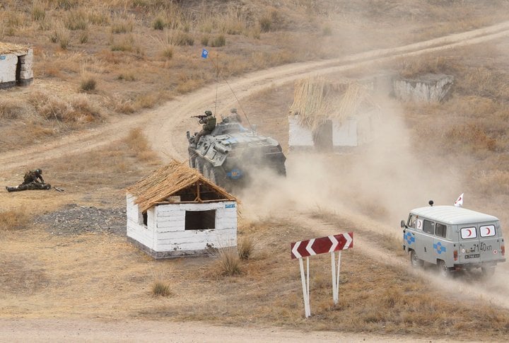 Санитарная машина прибывает под прикрытием. Фото ©Ярослав Радловский